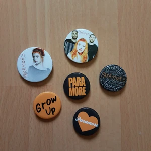 Paramore pins - Set med 6 st officiella Paramore pins, se bild 2 för storlekl. Säljs endast allihopa tillsammans