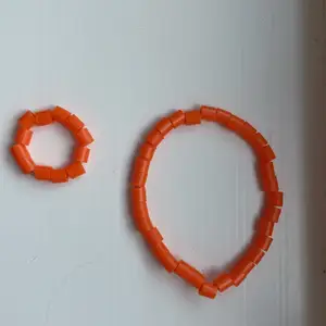 Orange armband och ring för 10 Till 12/13 år 4kr för ring 8kr armband. För båda 12kr