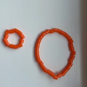 Orange armband och ring - Orange armband och ring för 10 Till 12/13 år 4kr för ring 8kr armband. För båda 12kr