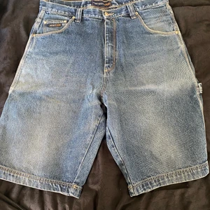 Jeansshorts - halvlånga i benen Några fläckar men annars bra skick! Herrstorlek!