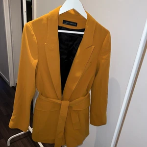 Kavaj/kappa - Kavaj/kappa från Zara, aldrig använd 