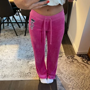 Juicy Couture byxor - Säljer dessa superfina lågmidjade juicybyxor! Är tyvärr lite långa för mig. Är storlek XS men passar mig som brukar ha S. Är 160 för referens 