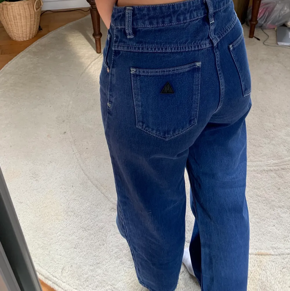 Snygga jeans i en blå färg. Nästan helt oanvända💕. Jeans & Byxor.