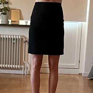 Kjol - Svart tight kjol i storlek 36. Slits bak. Fodret är lite trasigt men annars superfin!   Frakt läggs på vid köp <3