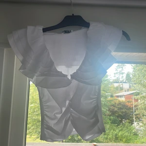 Zara topp - Endast använd en gång men super söt säljes då de inte riktigt är min stil