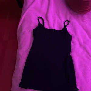 Svart linne - Svart linne i storlek xs från H&M tvättar såklart innan jag postar den. 