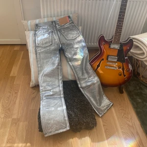 Acne studios silver jeans x blå konst - Super snygga acne jeans som tyvärr blivit små för mig. I storlek 26. Önskas fler mått kontakta gärna mig. Vid snabbaffär kan pris diskuteras. Fraktar helst inte men ska gå och ordna om man inte kan mötas upp i Stockholm området