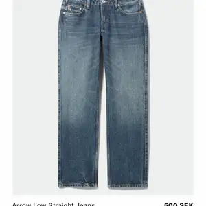 Jätte snygg arrow jeans från weekday. Passar till allt! Har dock inte kommit till användning så mycket då dom är lite för stora för mig🤍 skriv om ni vill ha fler bilder🫶🏼