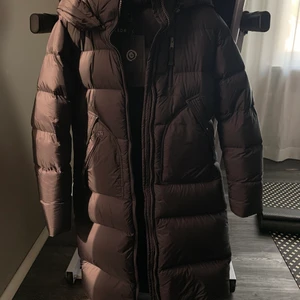 Vinterjacka CEDRICO  - Säljer min oanvända CEDRICO monet puffer long i färgen svart pga att den är för liten i år och användes aldrig förra året!  Svart, lång dunjacka med luva från det Norska märket Cedrico.   Löstagbar huva läderdetaljer 