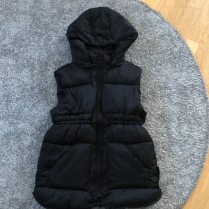 Väst - En höstig väst med luva och 2 rimliga fickor. Bra skick, som ny. Har nästan aldrig använt den. nypris: 300kr 