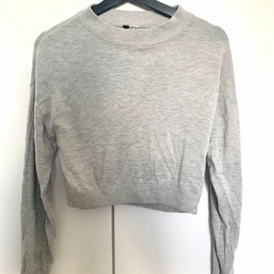Croppad grå stickad tröja  - En croppad, stickad, långärmad tröja  Storlek - S  Mjuk 