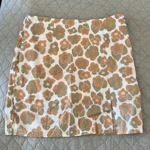 Blommig kjol - Superfin blommigkjol! Säljer pga att den är för liten:((( den är helt oanvänd! Passar storlek xs-s