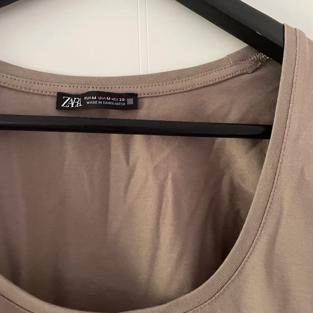 En jättefin ljusbrun långärmad t-shirt från zara. Storlek m, endast använd 1 gång så i väldigt bra skick!. Tröjor & Koftor.