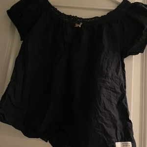 Odd Molly blus - storlek 1 - Svart blus från Odd Molly. Storlek 1 - motsvarar S, fint skick -  använd en gång.   Spetsdetaljer längs halsen, söt rosett. 