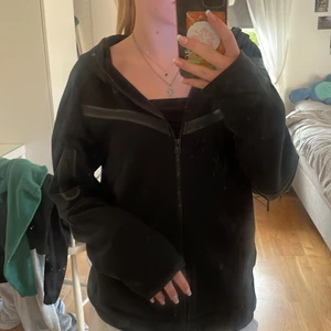 Nike tech hoodie - En fin Nike tech hoodie i bra skick som är i XL i barnstorlek (158-170) dvs XS-S. Säljer för 700 och ordinarie priset ligger på 1250kr❤️❤️