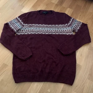 Stickad härlig hösttröja  - Snygg och mysig hösttröja i fint skick. Från River Island storlek L men passar som M också 