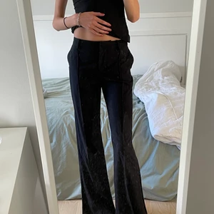 Lågmidjade kostymbyxor  - Riktig snygga lådmidjade kostymbyxor från weekday som är slutsålda. Köpta för ett tag sedan men endast använda en gång. Med slits! (SMUTSIG SPEGEL)