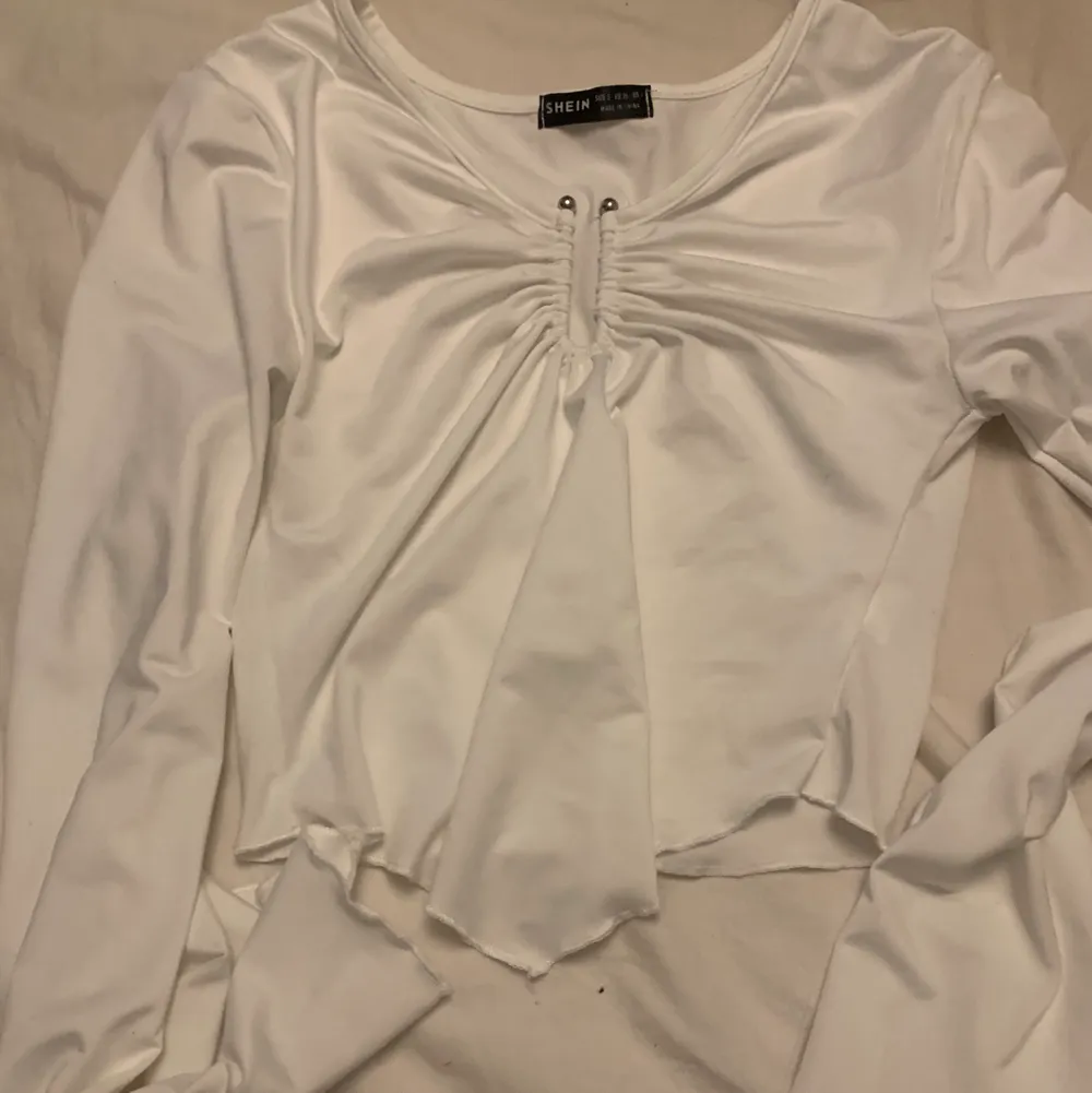 En vit tröja från shein som jag ej använder oanvänd så helt fläckfri! ❣️. Tröjor & Koftor.