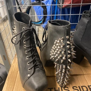 Kenza by Jofama klackar  - Kenza by Jofama nitklackar. Aldrig använda endast haft som inredning. Finns inte kvar att köpa i butik.