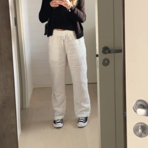 Linnebyxor  - Säljer ett par vita linnebyxor från &Other stories! I storlek 38 men skulle mer säga att det är en storlek 36! Längden är perfekt för mig som är 1,65. Har använt ett fåtal gånger. Köparen står för frakten. Köpte dom för 680kr! 