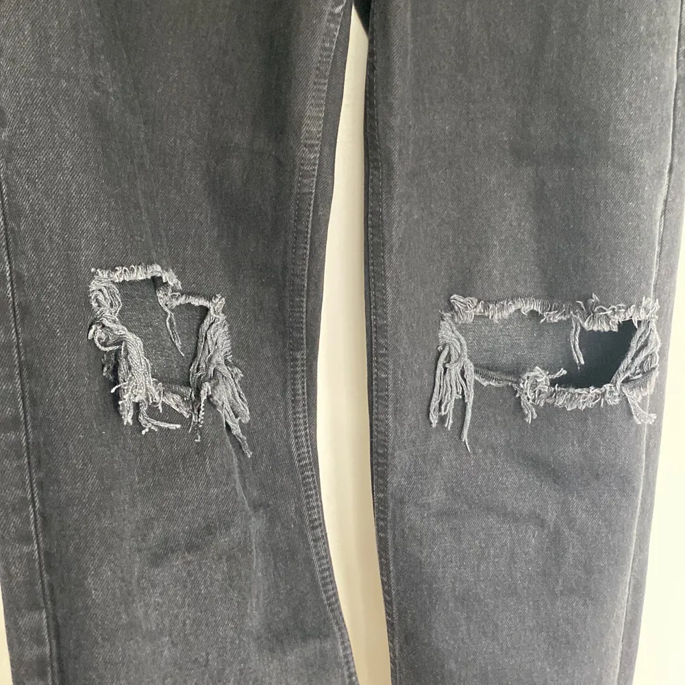 Lite pösiga jeans med hål vid knän som är i storlek 40. Jeans & Byxor.