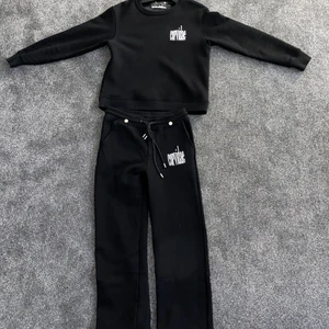 Corvidae tracksuit - Corvidae tracksuit storlek M. Använd 1 gång. Kommer i original förpackning, köpare står för frakt(66kr) spårbar