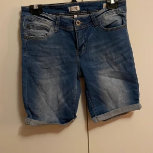 Jeans shorts  - Fina jeans shorts. Mjuka. Långa shorts. Aldrig använda 