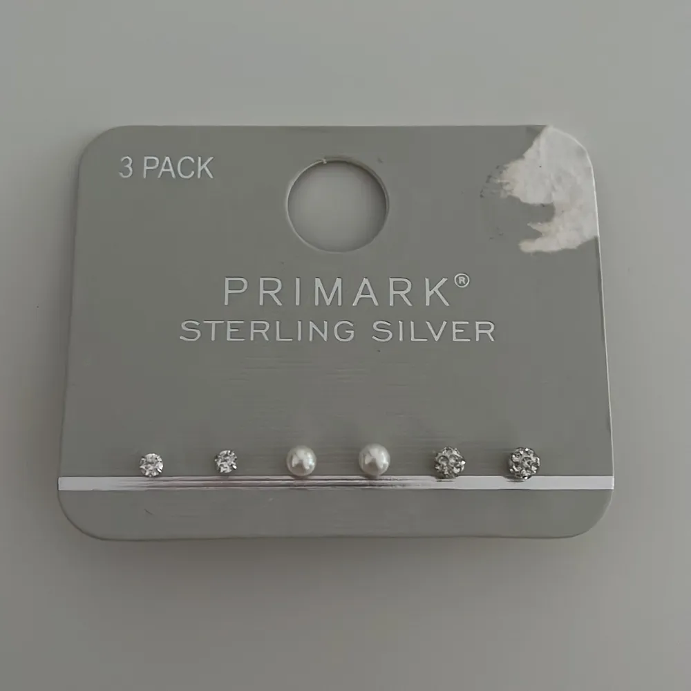 Jättesöta örhängen från primark i äkta silver, helt oanvända och i jättebra skick. De är ganska små och funkar perfekt för dem som har flera hål i öronen💕💕💕. Accessoarer.