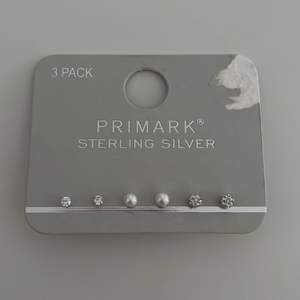 Jättesöta örhängen från primark i äkta silver, helt oanvända och i jättebra skick. De är ganska små och funkar perfekt för dem som har flera hål i öronen💕💕💕