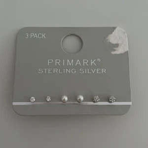 Örhängen  - Jättesöta örhängen från primark i äkta silver, helt oanvända och i jättebra skick. De är ganska små och funkar perfekt för dem som har flera hål i öronen💕💕💕