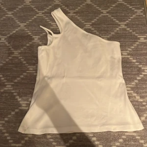 Storlek M -  säljer jag en vit tröja 