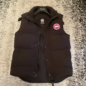 Canada Goose väst - Säljer min canada goose väst för att jag växt ur den, skick 9/10, köpt på care of Carl, Storlek:Xs  Betalning sker endast genom swish, Inga byten!