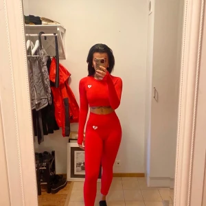 Womans best - Womans best Tights och crop top.  Längden på tightsen är lite långa enligt mig, men jag är bara 159cm lång.   Använda en gång