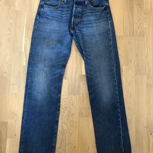 Fina ljusblåa/mörkblå levi's 501 jeans som blivit använda lite. Är i bra skick, storlek 33x34.