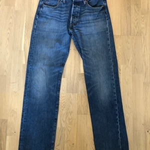 Levi's 501 - Fina ljusblåa/mörkblå levi's 501 jeans som blivit använda lite. Är i bra skick, storlek 33x34.