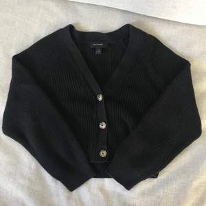 Fin stickad tröja från monki i storlek xxs, den är i  bra skick och den har använts  har använts ca 10-15 gånger.