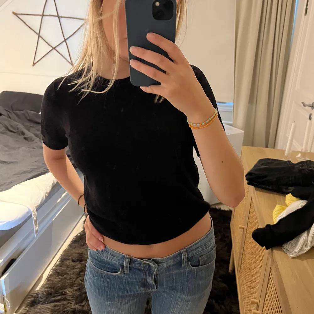 Svart finstickad t-shirt från zara. Perfekt nu inför hösten och vintern!! Passar så bra till lågmidjade jeans då den sitter lite tajtare där nere. Storlek s men passar även xs🫶 frakt tillkommer. Toppar.