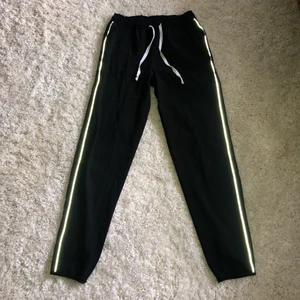 ”REFLECTIVE SHELL PANT”, trackpants, Whoisjacov, storlek M - Trackies från Whoisjacov med reflex i storlek M. Gott skick.