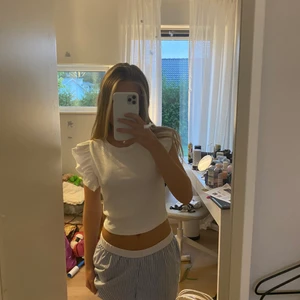 Zara volang topp - En vit volang topp från zara i storlek xs nypris: 119 frakt: 39 kr