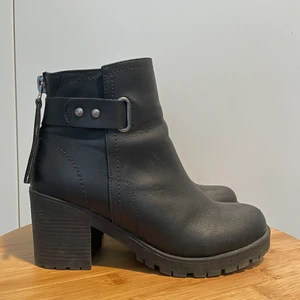 Boots - Kommer inte ihåg vart dom är köpta tyvärr - antingen DinSko eller någon liknande skobutik. Flitigt använda men fortfarande sjukt bra kvalitet. Super sköna är dom också. Frakt tillkommer 