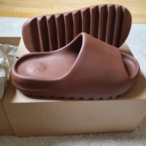 Yeezy slides flax  - Säljer mina helt nya och oanvända Yeezy slide flax! Storlek: (US-7) (EU-40 1/2)  Allt original finns med i boxen  Fler bilder finns vid intresse!     Kan skicka skorna med posten eller sälja vid meetup beroende på hur nära du bor:)