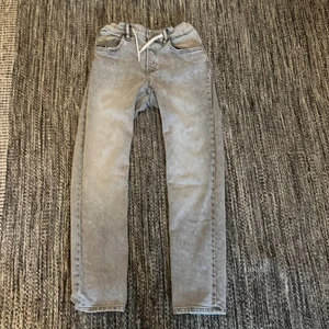 & DENIM  - Ett par snygga sköna jogger jeans i toppskick bra för hösten/vintern. Färg - grå. Storlek 145/64. UK- 10-11 years old. Pris kan diskuteras. 
