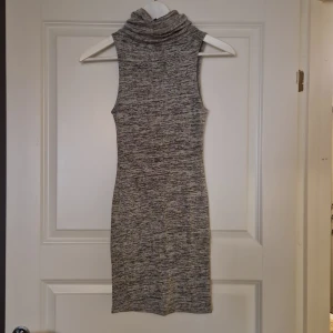 Finstickad klänning - Nyskick