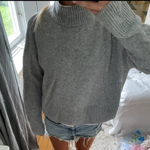 Stickad tröja - Grå stickad tröja från other stories i mycket bra skick. Slutsåld på hemsidan.  Storlek M men passar S oxå!