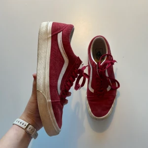 Vans old school chili pepper - Röda vans i fräscht skick med lite synligt slitage, materialet är läder Nypris 879kr