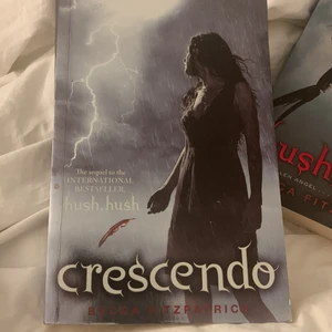 Crescendo  - Bok 1&2 av hush, hush. Lästa men i väldigt bra skick. 40kr styck eller 70kr för båda