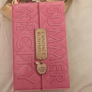 Summer and the city - Bok 1&2 av the Carrie diaries. Helt olästa så i nyskick. 60kr styck eller 100kr för båda. Engelska 