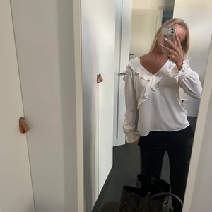 Vit blus  - Skit fin biege/vit blus från ginatricot! Nyskick och nypriset är ca 399kr 