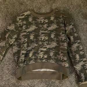 Militärgrön hoodie från FILA. Använd cirka 2-3 gånger och är i bra skick!!😍