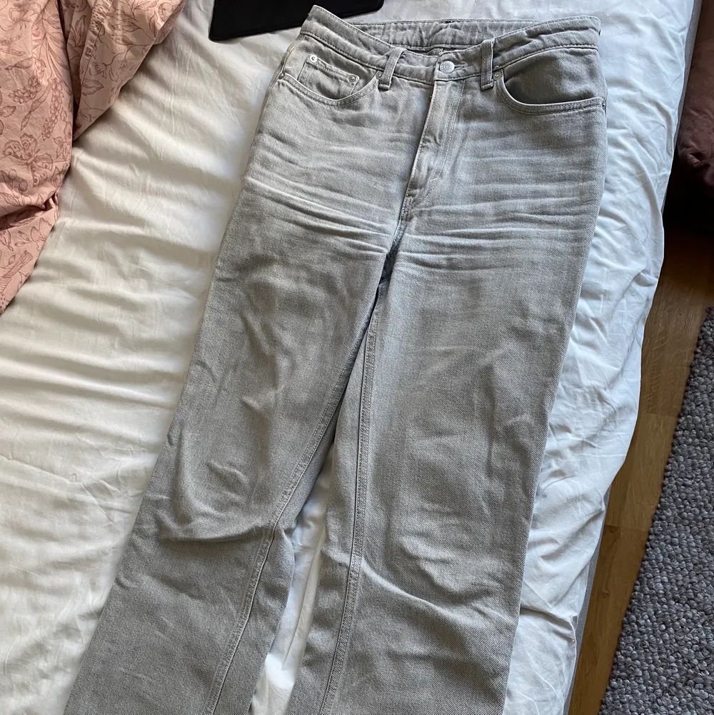 Gråa jeans från Weekday med rak passform i fint skick. Waist 27 Längd 28. . Jeans & Byxor.